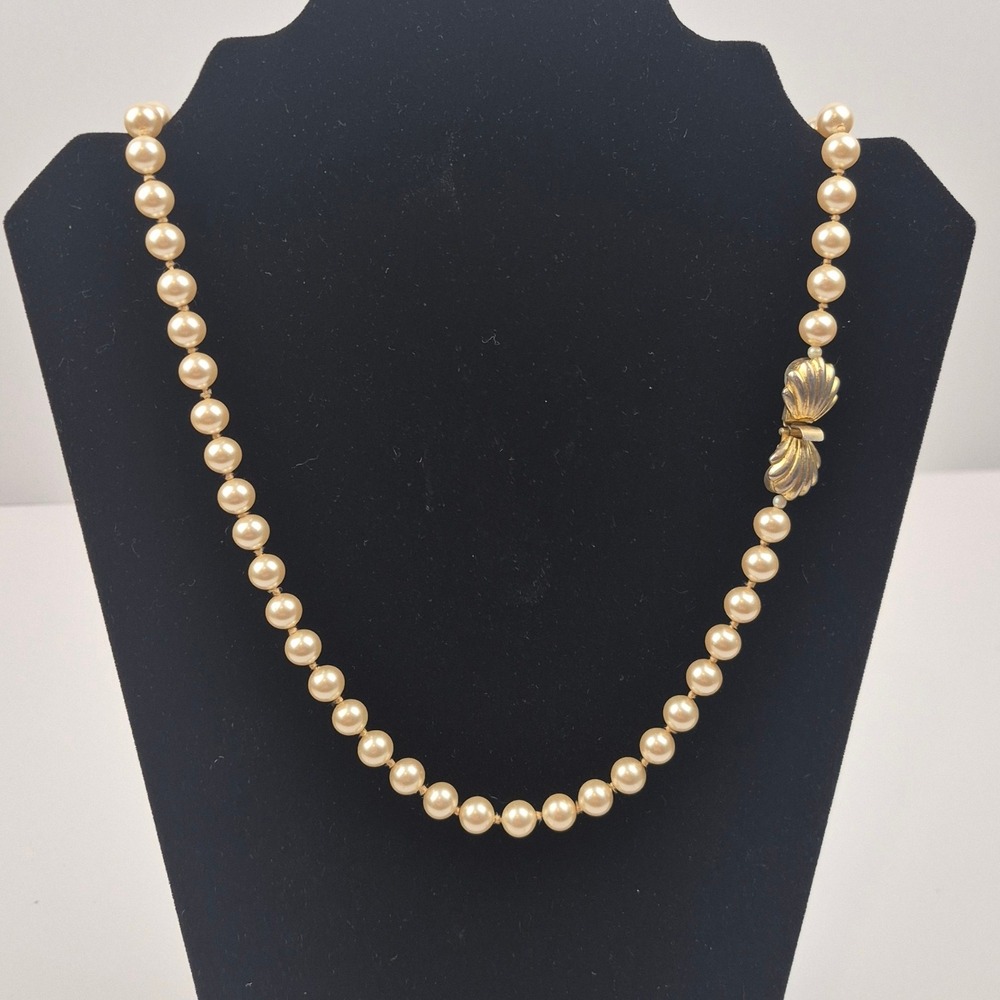 Old Money Vibes Vtg Faux Pearl Necklace Gold-Tone Shell‎ Clasp Elegant 25"